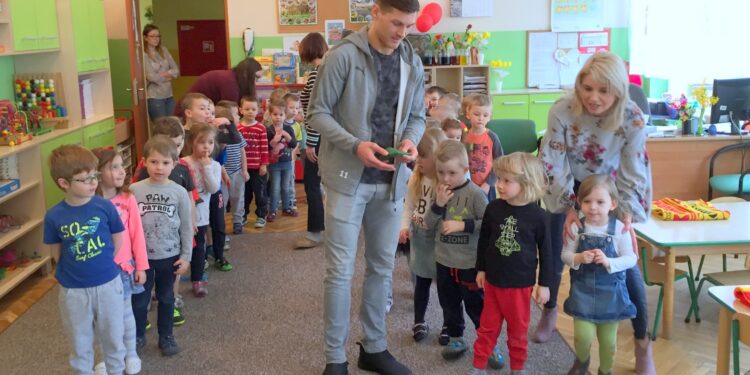 Piłkarze Korony Michal Gardawski i Radek Dejmek odwiedzili dzieci w Przedszkolu Samorządowym nr 25 w Kielcach / Rafał Szymczyk / Radio Kielce