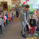 Piłkarze Korony Michal Gardawski i Radek Dejmek odwiedzili dzieci w Przedszkolu Samorządowym nr 25 w Kielcach / Rafał Szymczyk / Radio Kielce