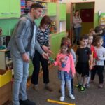 Piłkarze Korony Michal Gardawski i Radek Dejmek odwiedzili dzieci w Przedszkolu Samorządowym nr 25 w Kielcach / Rafał Szymczyk / Radio Kielce