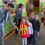Piłkarze Korony Michal Gardawski i Radek Dejmek odwiedzili dzieci w Przedszkolu Samorządowym nr 25 w Kielcach / Rafał Szymczyk / Radio Kielce
