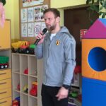 Piłkarze Korony Michal Gardawski i Radek Dejmek odwiedzili dzieci w Przedszkolu Samorządowym nr 25 w Kielcach / Rafał Szymczyk / Radio Kielce