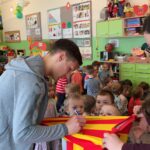 Piłkarze Korony Michal Gardawski i Radek Dejmek odwiedzili dzieci w Przedszkolu Samorządowym nr 25 w Kielcach / Rafał Szymczyk / Radio Kielce