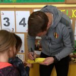 Piłkarze Korony Michal Gardawski i Radek Dejmek odwiedzili dzieci w Przedszkolu Samorządowym nr 25 w Kielcach / Rafał Szymczyk / Radio Kielce