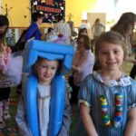 Kielce. Dzieci z kieleckich przedszkoli prezentowały kreacje zrobione z ekologicznych surowców wtórnych / Daniel Lenart / Radio Kielce