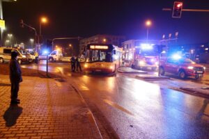 Kielce. Zderzenie autobusu MPK z samochodem osobowym na ulicy Tarnowskiej / Jarosław Kubalski / Radio Kielce