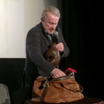 Daniel Olbrychski uczestniczył w spotkaniu w kieleckim kinie Moskwa, gdzie odbyła się projekcja filmu "Bokser". Zaprezentował pamiątki po Leszku Drogoszu / Kamil Król / Radio Kielce