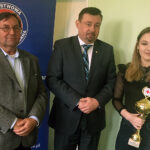 Okręgowa Olimpiada Promocji Zdrowego Stylu Życia PCK. Na zdjęciu (od lewej): Jerzy Stalmasiński - dyrektor Regionalnego Centrum Krwiodawstwa i Krwiolecznictwa w Kielcach, Jarosław Ciura - dyrektor Wojewódzkiej Stacji Sanitarno-Epidemiologicznej w Kielcach oraz Wiktoria Śliwińska / Iwona Murawska / Radio Kielce