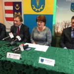 Konferencja przeciwpowodziowa w Środowiskowym Domu Kultury w Gorzycach. Na zdjęciu: Władysław Stępień - radny sejmiku województwa podkarpackiego, Małgorzata Wajda - dyrektor Państwowego Gospodarstwa Wodnego Wody Polskie - Regionalnego Zarządu Gospodarki Wodnej w Rzeszowie, Leszek Surdy - wójt gminy Gorzyce / Grażyna Szlęzak - Wójcik / Radio Kielce