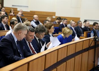 Ponad 25 milionów złotych trafi do samorządów województwa świętokrzyskiego, na remonty dróg. Na zdjęciu: senator Jarosław Rusiecki, poseł Andrzej Kryj, senator Krzysztof Słoń, wojewoda Agata Wojtyszek, poseł Anna Krupka / Świętokrzyski Urząd Wojewódzki