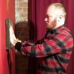 Pluskwa na wystawie poświęconej serialowi "Ojciec Mateusz" / Grażyna Szlęzak-Wójcik / Radio Kielce