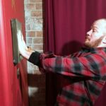 Pluskwa na wystawie poświęconej serialowi "Ojciec Mateusz" / Grażyna Szlęzak-Wójcik / Radio Kielce