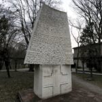 16.02.2016 Ostrowiec Świętokrzyski. Pomnik upamiętniający nadanie miastu Orderu Krzyża Grunwaldu przez Radę Państwa PRL. / Jarosław Kubalski / Radio Kielce