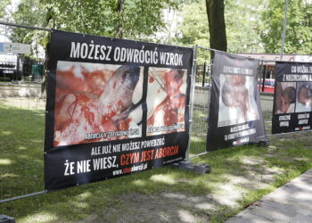 18.07.2017 Kielce. Wystawa "Stop aborcji" przed kościołem garnizonowym. / Jarosław Kubalski / Radio Kielce