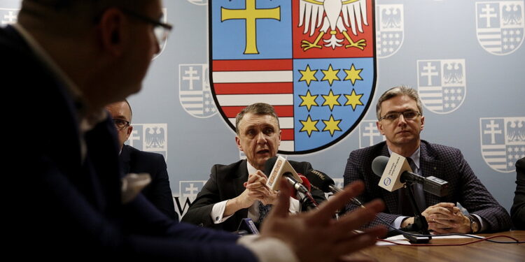 19.01.2018 Kielce. Konferencja w Urzędzie Marszałkowskim na temat koncepcji połączenia sieci kolejowej województwa świętokrzyskiego z Centralnym Portem Komunikacyjnym dla Rzeczypospolitej Polskiej. Wicemarszałek Jan Maćkowiak i marszałek Adam Jarubas / Jarosław Kubalski / Radio Kielce