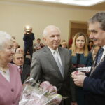 06.03.2018 Kielce.  Pary małżeńskie obchodzące 50 lecie pożycia otrzymały z rąk prezydenta Wojciecha Lubawskiego i Dariusza Kozaka, przewodniczącego Rady Miasta pamiątkowe medale / Jarosław Kubalski / Radio Kielce