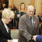 06.03.2018 Kielce.  Pary małżeńskie obchodzące 50 lecie pożycia otrzymały z rąk prezydenta Wojciecha Lubawskiego i Dariusza Kozaka, przewodniczącego Rady Miasta pamiątkowe medale / Jarosław Kubalski / Radio Kielce