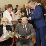 06.03.2018 Kielce.  Pary małżeńskie obchodzące 50 lecie pożycia otrzymały z rąk prezydenta Wojciecha Lubawskiego i Dariusza Kozaka, przewodniczącego Rady Miasta pamiątkowe medale / Jarosław Kubalski / Radio Kielce