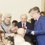 06.03.2018 Kielce.  Pary małżeńskie obchodzące 50 lecie pożycia otrzymały z rąk prezydenta Wojciecha Lubawskiego i Dariusza Kozaka, przewodniczącego Rady Miasta pamiątkowe medale / Jarosław Kubalski / Radio Kielce