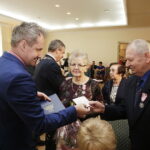 06.03.2018 Kielce.  Pary małżeńskie obchodzące 50 lecie pożycia otrzymały z rąk prezydenta Wojciecha Lubawskiego i Dariusza Kozaka, przewodniczącego Rady Miasta pamiątkowe medale / Jarosław Kubalski / Radio Kielce