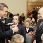 06.03.2018 Kielce.  Pary małżeńskie obchodzące 50 lecie pożycia otrzymały z rąk prezydenta Wojciecha Lubawskiego i Dariusza Kozaka, przewodniczącego Rady Miasta pamiątkowe medale / Jarosław Kubalski / Radio Kielce