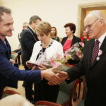 06.03.2018 Kielce.  Pary małżeńskie obchodzące 50 lecie pożycia otrzymały z rąk prezydenta Wojciecha Lubawskiego i Dariusza Kozaka, przewodniczącego Rady Miasta pamiątkowe medale / Jarosław Kubalski / Radio Kielce