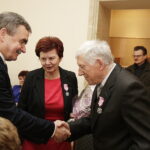 06.03.2018 Kielce.  Pary małżeńskie obchodzące 50 lecie pożycia otrzymały z rąk prezydenta Wojciecha Lubawskiego i Dariusza Kozaka, przewodniczącego Rady Miasta pamiątkowe medale / Jarosław Kubalski / Radio Kielce