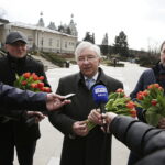 08.03.2018 Kielce. Dzień Kobiet. Politycy PiS rozdawali kwiaty kobietom na ulicy Sienkiewicza. Szef PiS w Kielcach Rafał Nowak, poseł Krzysztof Lipiec i radny Jarosław Karyś / Jarosław Kubalski / Radio Kielce
