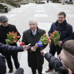 08.03.2018 Kielce. Dzień Kobiet. Politycy PiS rozdawali kwiaty kobietom na ulicy Sienkiewicza. Szef PiS w Kielcach Rafał Nowak, poseł Krzysztof Lipiec, radny Jarosław Karyś i  wiceprzewodniczący Sejmiku Województwa Świętokrzyskiego Andrzej Pruś / Jarosław Kubalski / Radio Kielce