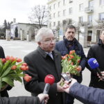 08.03.2018 Kielce. Dzień Kobiet. Politycy PiS rozdawali kwiaty kobietom na ulicy Sienkiewicza. Szef PiS w Kielcach Rafał Nowak, poseł Krzysztof Lipiec, radny Jarosław Karyś i  wiceprzewodniczący Sejmiku Województwa Świętokrzyskiego Andrzej Pruś / Jarosław Kubalski / Radio Kielce