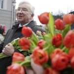 08.03.2018 Kielce. Dzień Kobiet. Politycy PiS rozdawali kwiaty kobietom na ulicy Sienkiewicza. Poseł Krzysztof Lipiec / Jarosław Kubalski / Radio Kielce