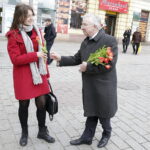 08.03.2018 Kielce. Dzień Kobiet. Politycy PiS rozdawali kwiaty kobietom na ulicy Sienkiewicza. Poseł Krzysztof Lipiec / Jarosław Kubalski / Radio Kielce