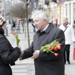 08.03.2018 Kielce. Dzień Kobiet. Politycy PiS rozdawali kwiaty kobietom na ulicy Sienkiewicza. Poseł Krzysztof Lipiec / Jarosław Kubalski / Radio Kielce