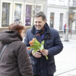 08.03.2018 Kielce. Dzień Kobiet. Politycy PiS rozdawali kwiaty kobietom na ulicy Sienkiewicza. Radny Jarosław Karyś / Jarosław Kubalski / Radio Kielce