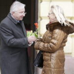 08.03.2018 Kielce. Dzień Kobiet. Politycy PiS rozdawali kwiaty kobietom na ulicy Sienkiewicza. Poseł Krzysztof Lipiec / Jarosław Kubalski / Radio Kielce