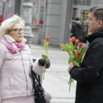 08.03.2018 Kielce. Dzień Kobiet. Politycy PiS rozdawali kwiaty kobietom na ulicy Sienkiewicza. Wiceprzewodniczący Sejmiku Województwa Świętokrzyskiego Andrzej Pruś / Jarosław Kubalski / Radio Kielce