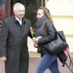 08.03.2018 Kielce. Dzień Kobiet. Politycy PiS rozdawali kwiaty kobietom na ulicy Sienkiewicza. Poseł Krzysztof Lipiec / Jarosław Kubalski / Radio Kielce