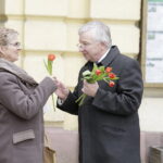 08.03.2018 Kielce. Dzień Kobiet. Politycy PiS rozdawali kwiaty kobietom na ulicy Sienkiewicza. Poseł Krzysztof Lipiec / Jarosław Kubalski / Radio Kielce