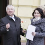 08.03.2018 Kielce. Dzień Kobiet. Politycy PiS rozdawali kwiaty kobietom na ulicy Sienkiewicza. Poseł Krzysztof Lipiec / Jarosław Kubalski / Radio Kielce