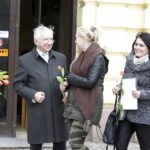 08.03.2018 Kielce. Dzień Kobiet. Politycy PiS rozdawali kwiaty kobietom na ulicy Sienkiewicza. Poseł Krzysztof Lipiec / Jarosław Kubalski / Radio Kielce