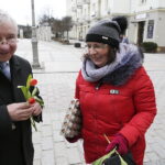 08.03.2018 Kielce. Dzień Kobiet. Politycy PiS rozdawali kwiaty kobietom na ulicy Sienkiewicza. Poseł Krzysztof Lipiec / Jarosław Kubalski / Radio Kielce