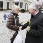 08.03.2018 Kielce. Dzień Kobiet. Politycy PiS rozdawali kwiaty kobietom na ulicy Sienkiewicza. Poseł Krzysztof Lipiec / Jarosław Kubalski / Radio Kielce