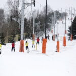 17.03.2018 Krajno. Stok narciarski. Bicie rekordu Guinnessa w jeździe na nartach nieprzerwanie przez 24 godziny / Jarosław Kubalski / Radio Kielce