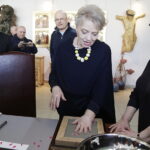 23.03.2018 Kielce. Aktorka Anna Seniuk odwiedziła Liceum Plastyczne / Jarosław Kubalski / Radio Kielce