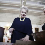 23.03.2018 Kielce. Aktorka Anna Seniuk odwiedziła Liceum Plastyczne / Jarosław Kubalski / Radio Kielce