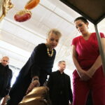 23.03.2018 Kielce. Aktorka Anna Seniuk odwiedziła Liceum Plastyczne / Jarosław Kubalski / Radio Kielce