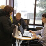 27.03.2018 Radio Kielce. Wypełnianie zeznań podatkowych z udziałem pracowników kieleckich urzędów skarbowych / Jarosław Kubalski / Radio Kielce