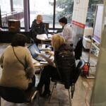 27.03.2018 Radio Kielce. Wypełnianie zeznań podatkowych z udziałem pracowników kieleckich urzędów skarbowych / Jarosław Kubalski / Radio Kielce