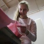 27.03.2018 Kielce. Liceum Plastyczne. Konkurs plastyczny. Jak w kreatywny sposób wykorzystać śmieci / Jarosław Kubalski / Radio Kielce