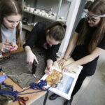 27.03.2018 Kielce. Liceum Plastyczne. Konkurs plastyczny. Jak w kreatywny sposób wykorzystać śmieci / Jarosław Kubalski / Radio Kielce