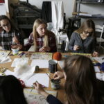 27.03.2018 Kielce. Liceum Plastyczne. Konkurs plastyczny. Jak w kreatywny sposób wykorzystać śmieci / Jarosław Kubalski / Radio Kielce